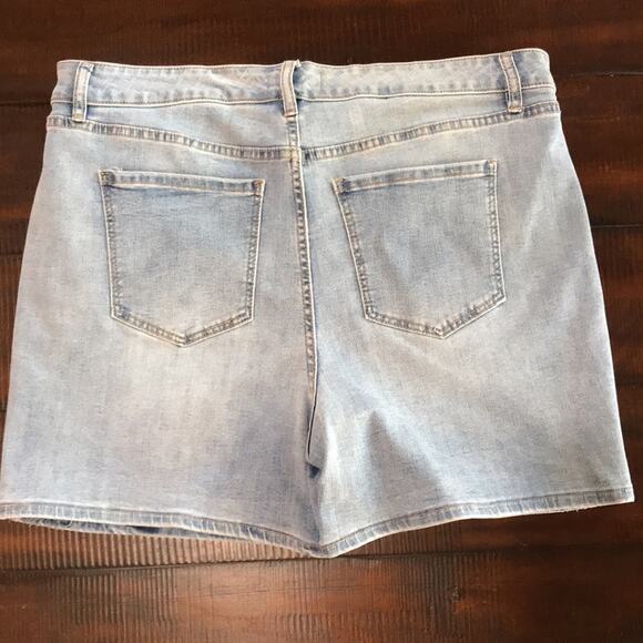 Lane Bryant Size 16 Signature Fit Mid Rise Embroidered Boyfriend Midi Short NICE - Picture 4 of 11